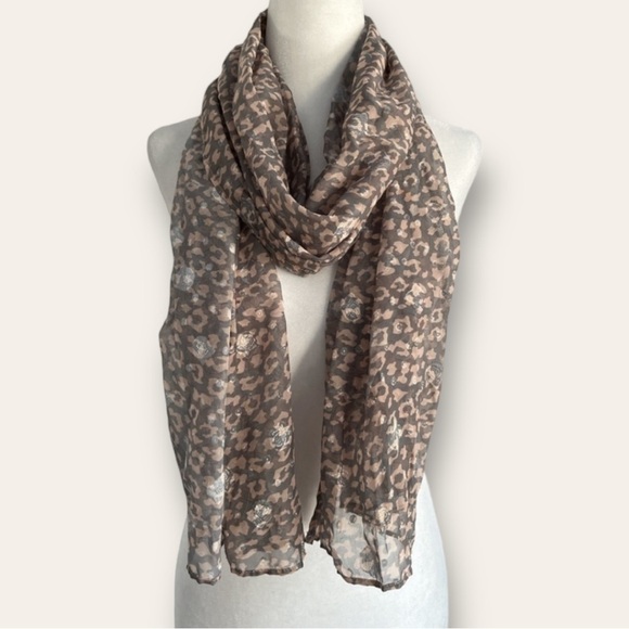 Lug Twist Lightweight Printed Shawl in Leopard Pearl - Picture 2 of 9